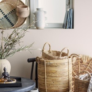 Vase Birka Bloomingville posé sur une étagère en bois avec bouquet de fleurs séchées, décoration intérieure nordique