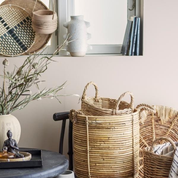 Vase Birka Bloomingville posé sur une étagère en bois avec bouquet de fleurs séchées, décoration intérieure nordique