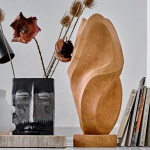 Vase Birka Small Bloomingville posé sur une table de chevet en bois avec tiges séchées, décoration intérieure nordique