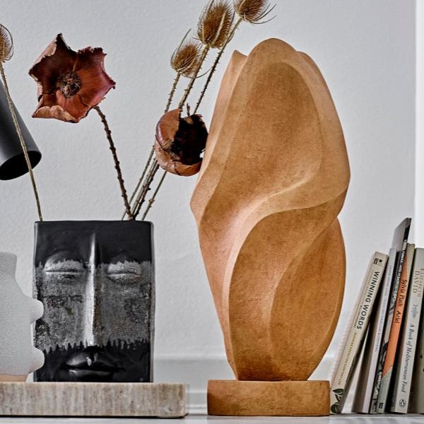 Vase Birka Small Bloomingville posé sur une table de chevet en bois avec tiges séchées, décoration intérieure nordique