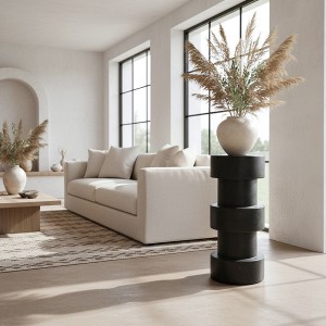 Tabouret bar bois noir Forma Totoma Raw Materials dans une cuisine minimaliste lumineuse