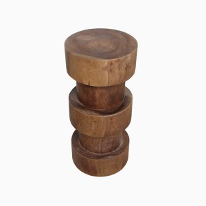 Détail des disques de bois teck naturel empilés du tabouret Forma Totoma – veinage et chaleur du bois massif