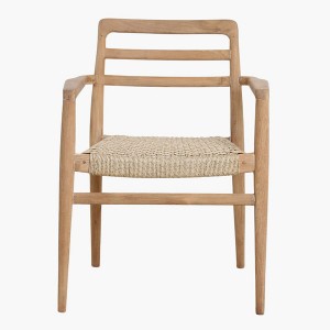 Détail de l'assise tressée en corde naturelle du fauteuil Verano naturel sur sol béton ciré
