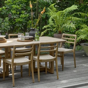 Chaise extérieur bois teck naturel Woodely – mise en situation intérieur chaleureux tons terracotta et rotin