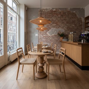 Chaises Verano naturel sans accoudoir alignées en salle – mobilier restaurant bois teck FSC Woodely