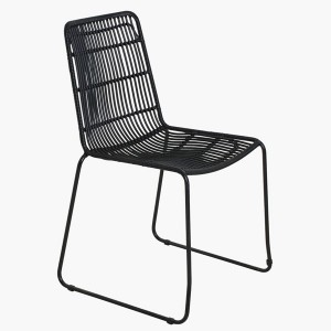 Chaises d'extérieur Jane noires en rotin synthétique tressé autour d'une grande table en bois brut – Woodely