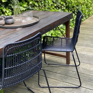 Détail du tressage en rotin synthétique noir de la chaise Jane – finition artisanale Cirebon Indonésie