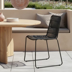 Chaises Jane noires empilables en salle à manger industrielle – contraste bois brut, métal et béton ciré