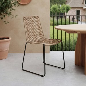 Chaise jardin fine Jane naturel Raw Materials – tressage PEHD beige et structure métallique noire sur sol pierre