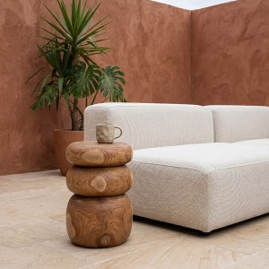 Vue de profil tabouret sculptural Tao teck Raw Materials silhouette galets empilés – Woodely