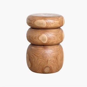 Tabouret table d'appoint Tao teck massif Raw Materials en situation salon canapé terracotta tapis organique – Woodely
