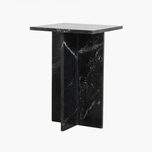 Table d'appoint en marbre noir du Rajasthan installée en bout de canapé dans un salon contemporain.