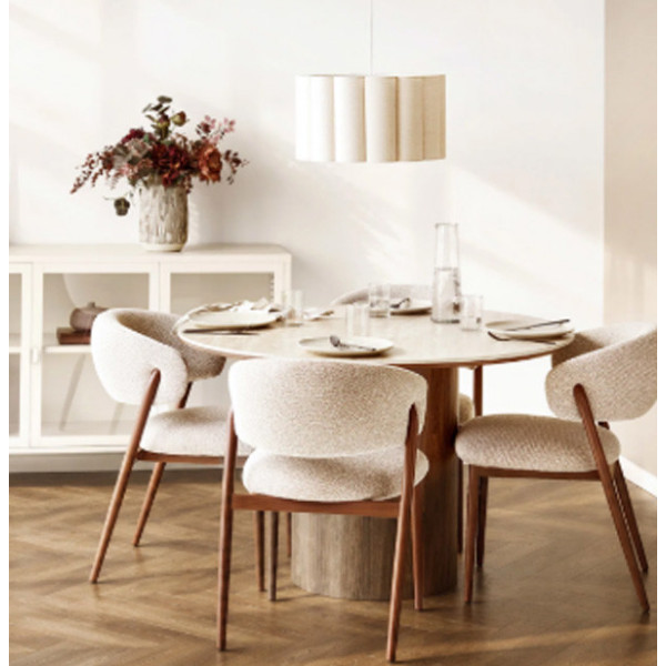 Suspension House Nordic en lin beige/gris suspendue au-dessus d'une table à manger ronde, dans un intérieur scandinave lumineux.