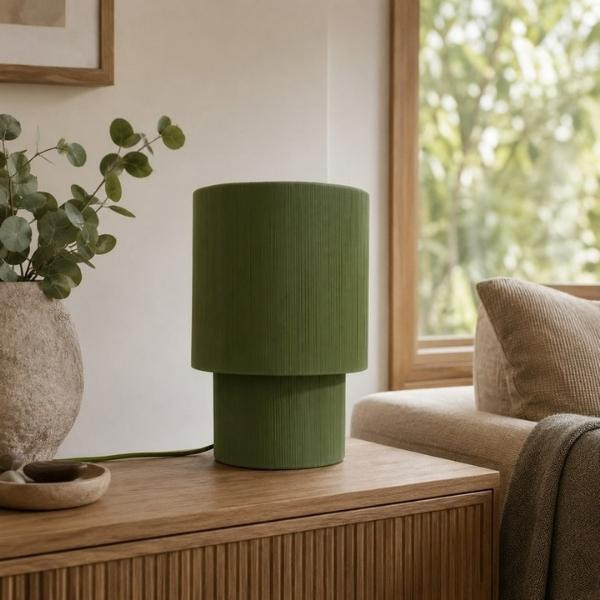 Lampe à poser Tube en plastique recyclé vert mousse | Woodely