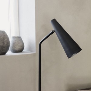 Précise est un lampadaire en métal noir de la collection House Doctor
