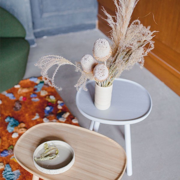 Table basse blanche en frêne peint chez woodely de la marque EMKO