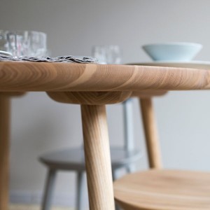 Table ronde 900 en bois de Frêne naturel by Emko disponible chez Woodely