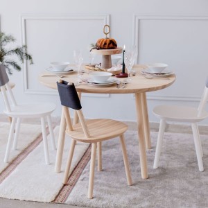 Table ronde 900 en bois de Frêne by Emko disponible chez Woodely