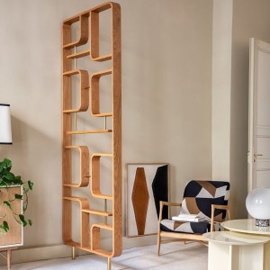 The natural wood and brass claustra from the Red Edition house is an ideal piece of furniture to delimit your spaces.