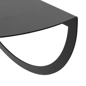 Etagère Gravity L en métal noir vue de côté, détail de la forme incurvée et de la structure - Muubs - Woodely