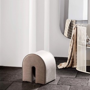 Light brown curved pouf - Kristina Dam