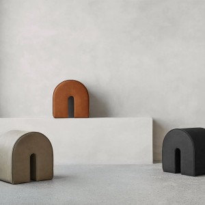 Curved pouf Black leather - Kristina Dam