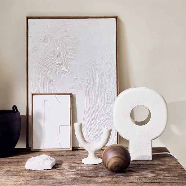Lampe table céramique beige en ambiance bureau design avec cadres - Urban Nature Culture - Woodely