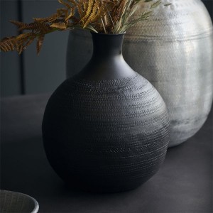 Vase boule Reena en aluminium marron posé avec d'autres vases et herbes séchées - House Doctor - Woodely